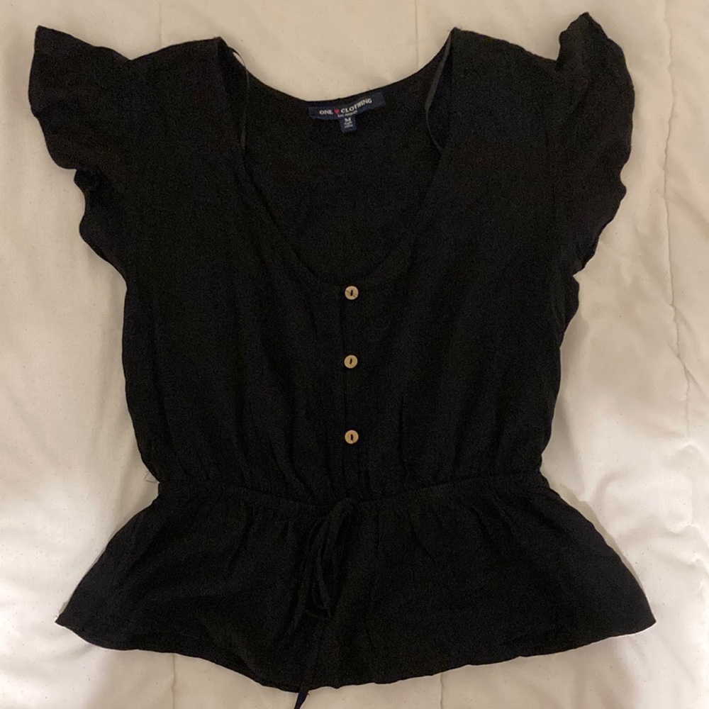 NWOT one clothing size medium black ruched top cap sleeves